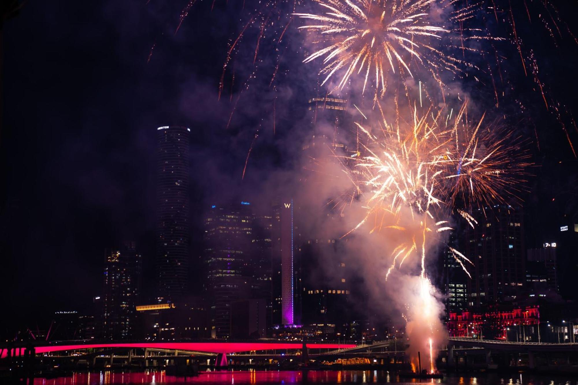 W Brisbane Hotell Eksteriør bilde Fireworks at the 2011 New Year's Eve celebrations