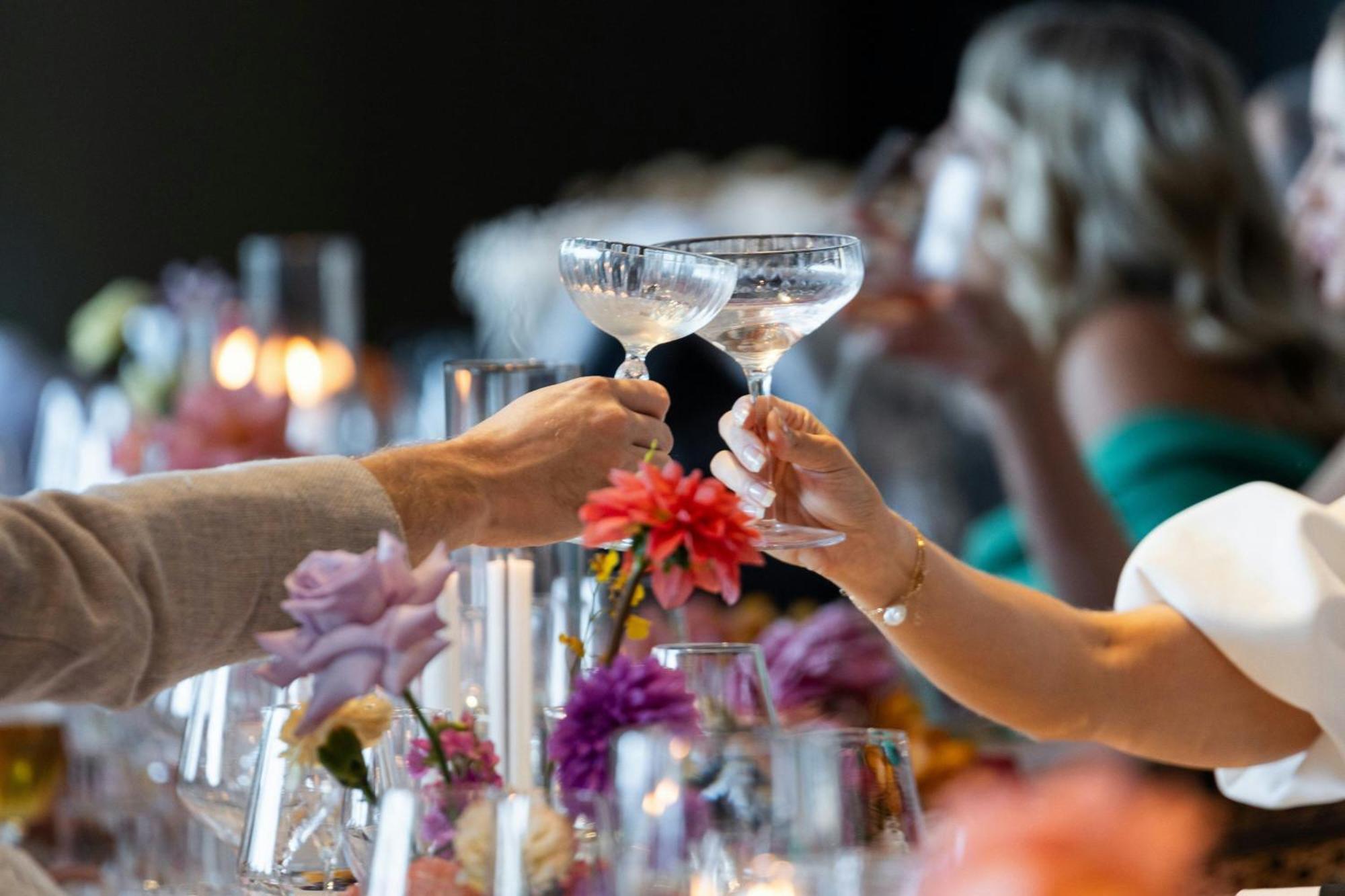 W Brisbane Hotell Eksteriør bilde A toast at a wedding